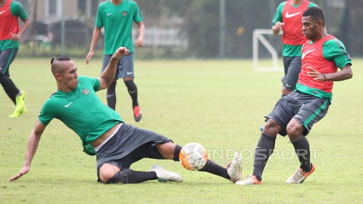 Dua calon pemain Timnas Indonesia U-22, Ryuji Utomo (kiri) berduel dengan Yabes Roni pada seleksi tahap ketiga.