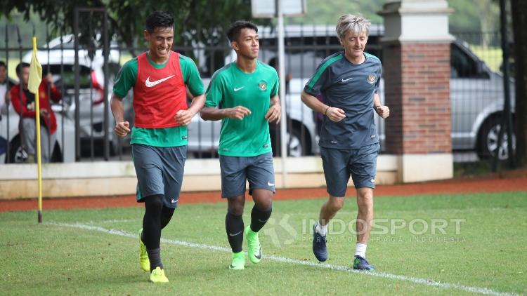 Dua pemain yakni Febri Hariyadi (tengah) dan Hanif Sjahbandi sempat berlatih terpisah. Copyright: Herry Ibrahim/INDOSPORT