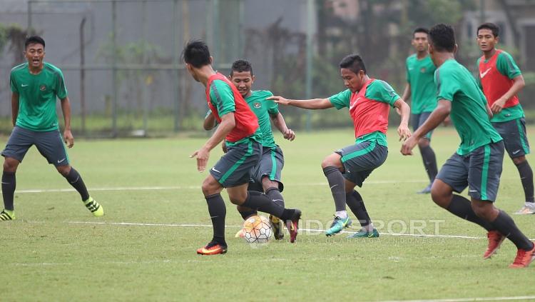 Evan Dimas (tengah) dikepung rekan-rekannya pada seleksi tahap kedua Timnas U-22. Copyright: HERRY IBRAHIM/INDOSPORT