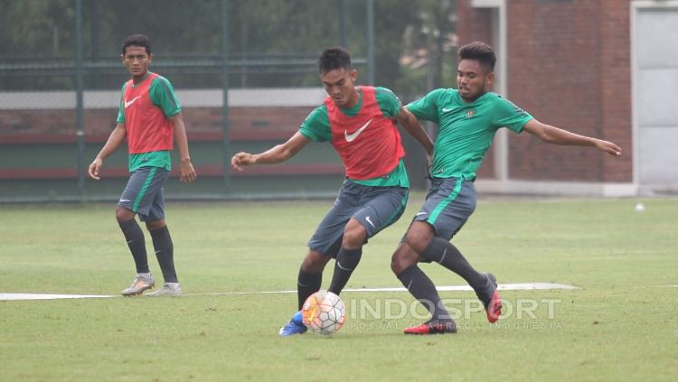 Saddil Ramdani (kedua dari kanan) menjaga ketat rekannya. Copyright: HERRY IBRAHIM/INDOSPORT