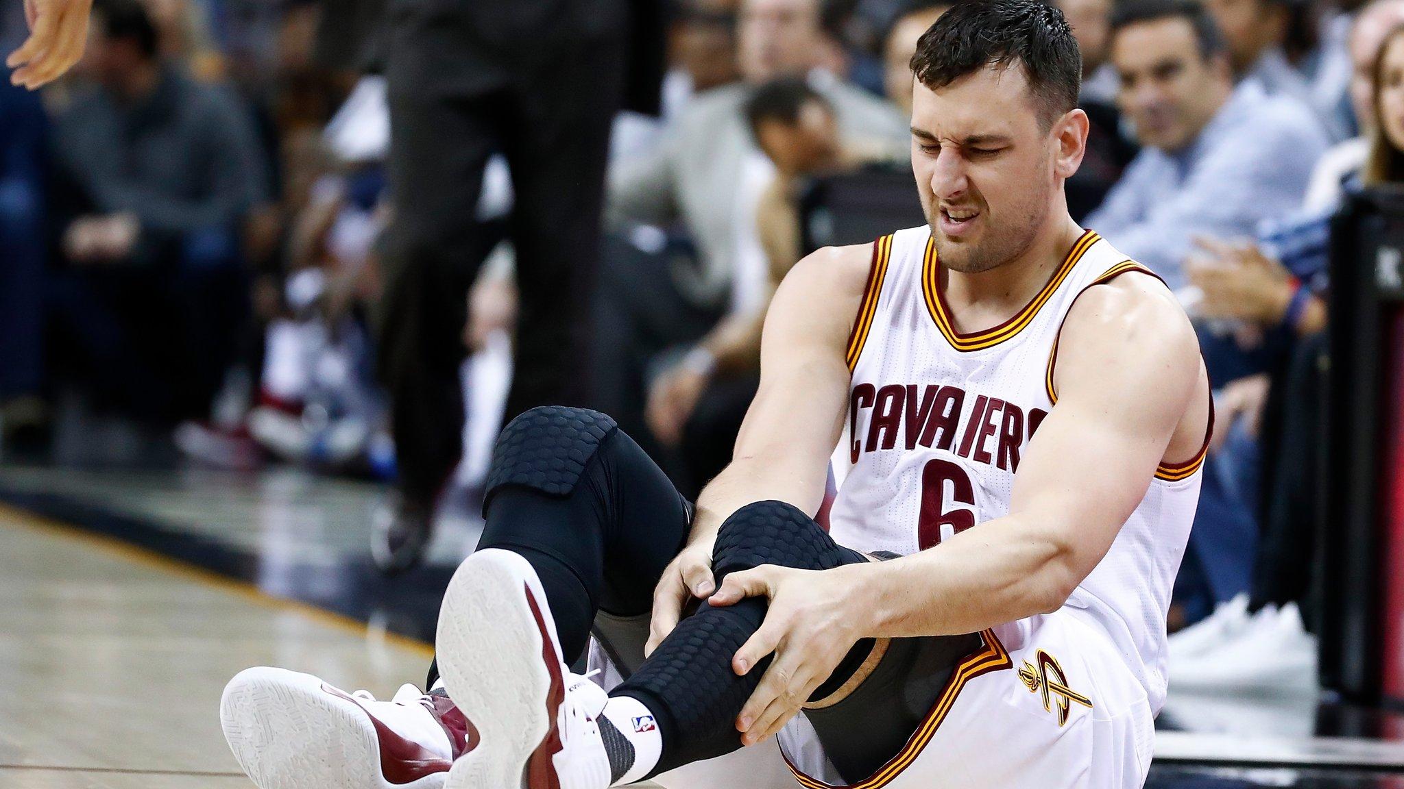 Andrew%20Bogut%20mengalami%20patah%20kaki%20kala%20melakoni%20debut%20bersama%20Cleveland%20Cavaliers.