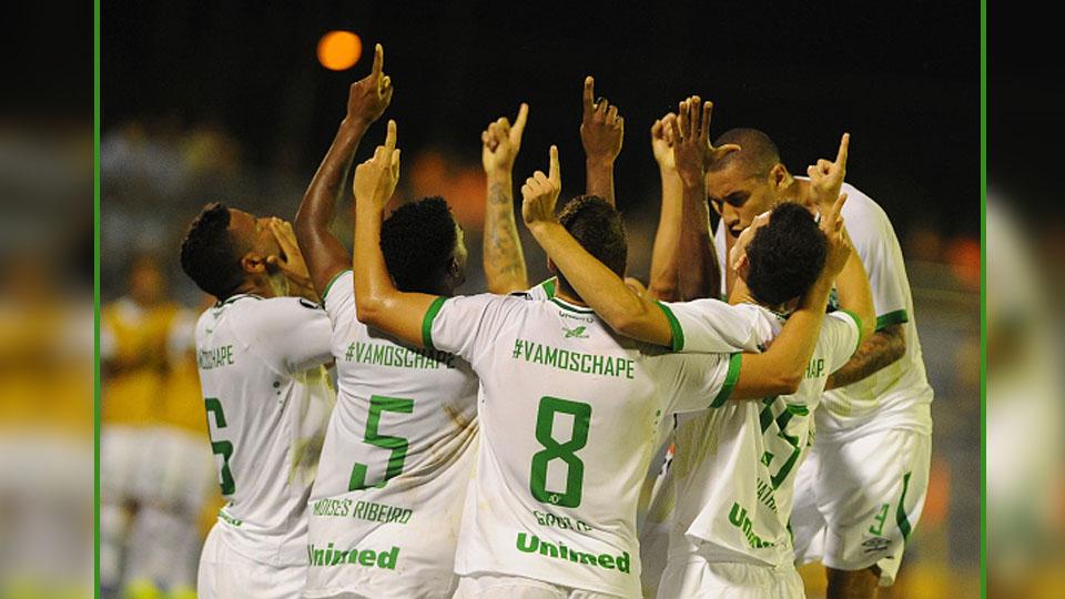 Selebrasi para pemain Chapecoense dalam kemenangan atas Zulia dalam debut di kompetisi Copa Libertadores 2017.