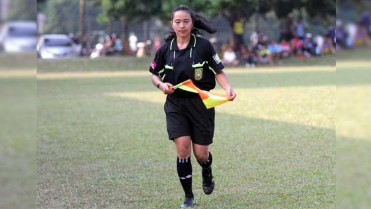 Deliana Fatmawati menjadi wasit wanita pertama Indonesia yang mengantongi lisensi FIFA. Copyright: Topskor.id