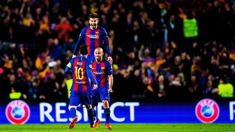 Pique, Messi, dan Mascherano merayakan keberhasilan Barcelona tumbangkan PSG dengan skor telak 6-1. Copyright: Vladimir Rys Photography/Getty Images