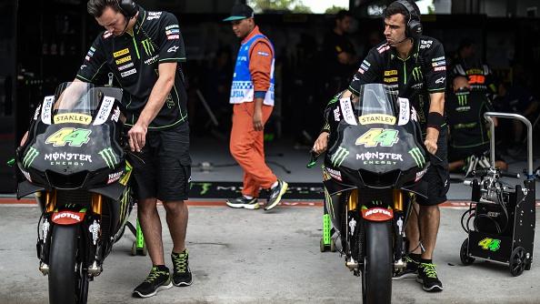 Mekanik tim Monster Yamaha Tech 3 di Sirkuit Sepang, Malaysia, 2016 lalu. Copyright: MOHD RASFAN via Getty Images