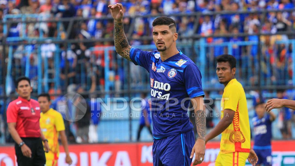 Bek tengah Arema FC, Arthur Cunha. Copyright: Ian Setiawan/INDOSPORT