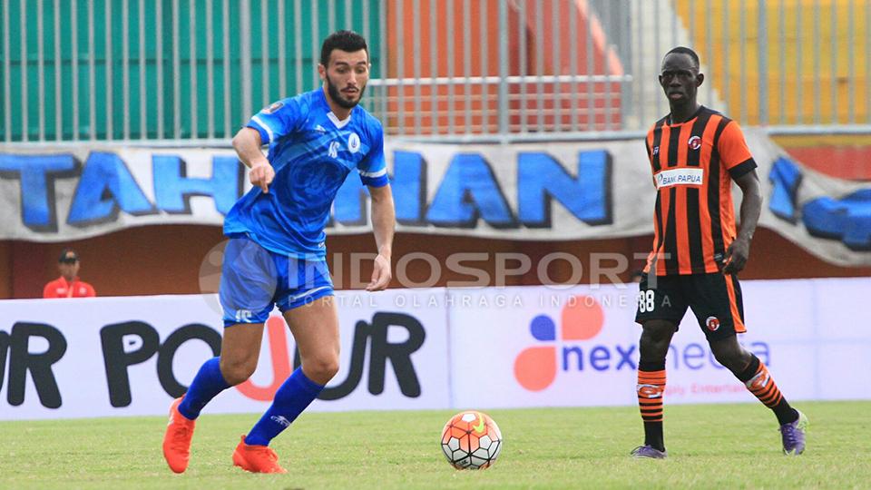 Pemain anyar Madura United FC saat memperkuat PSCS Cilacap di Piala Presiden 2017, Redouane Zerzouri. Copyright: Ian Setiawan/INDOSPORT