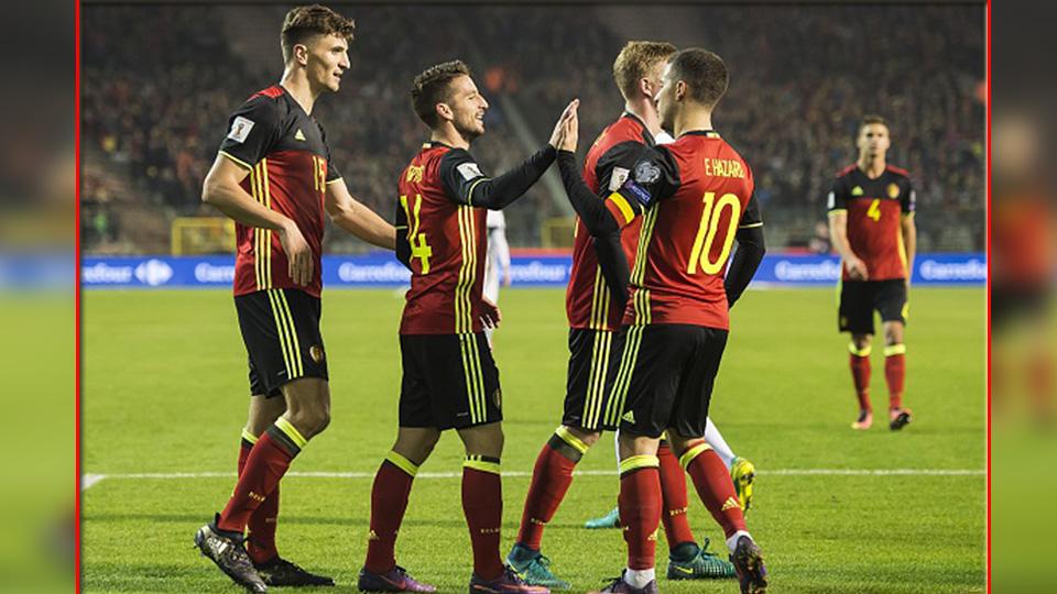 Dries Mertens (tengah) bersama Eden Hazard dan rekan setimnya di Timnas Belgia. Copyright: VI Images/GettyImages