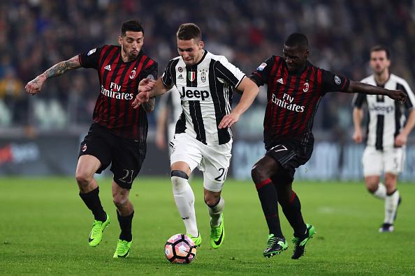 Gelandang serang Juventus, Marko Pjaca (tengah) dikawal ketat oleh dua pemain AC Milan, Jose Sosa (kiri) dan Christian Zapata. Copyright: Chris Brunskill /GettyImages