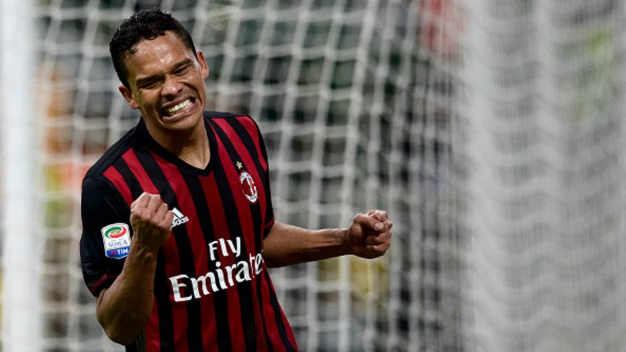 Carlos Bacca terlihat murka atas kekalahan dari Juventus. Copyright: Nicolo Campo/LightRocket via Getty Images