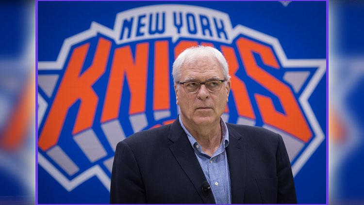 Presiden Operasional Phil Jackson perkenalkan strategi triangle offense ke para pemain New York Knicks. - INDOSPORT