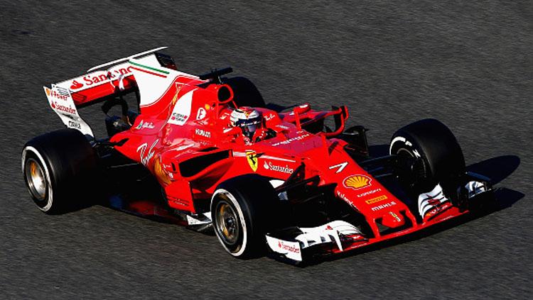Pembalap Ferrari, Kimi Raikkonen ketika menggeber mobilnya di Barcelona. Copyright: Dan Istitene/Getty Images