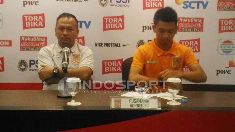 Pelatih PBFC, Ricky Nelson (kiri) dalam konferensi pers. Copyright: Zainal Hasan/INDOSPORT