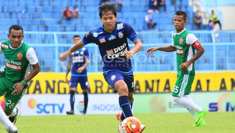 Adam Alis Setyano mengontrol saat melawan PS TNI. Copyright: Ian Setiawan/INDOSPORT