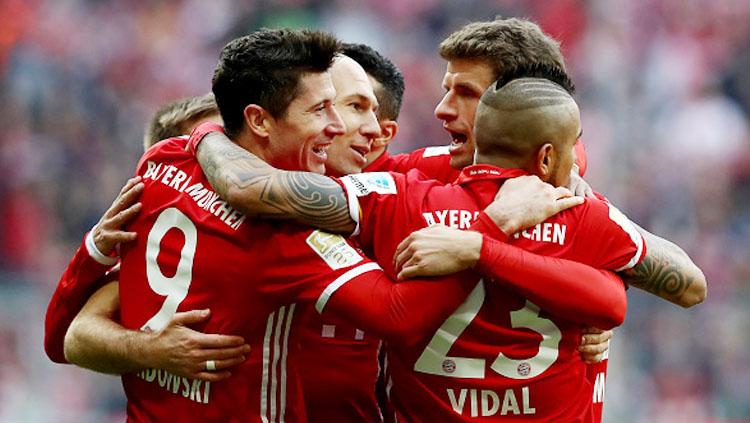 Robert Lewandowsk melakukkan selebrasi bersama rekan satu timya. Copyright: Alexander Hassenstein/Bongarts/Getty Images