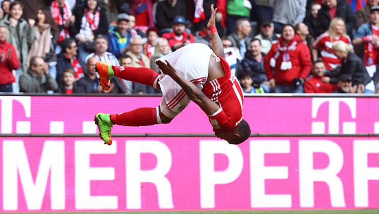 Aksi selebrasi Douglas Costa usai cetak gol ke gawang Eintracht Frankfurt. Copyright: Alexander Hassenstein/Bongarts/Getty Images