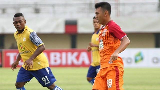 Abdul Aziz, berupaya enjoy saat berhadapan dengan Arema FC. - INDOSPORT