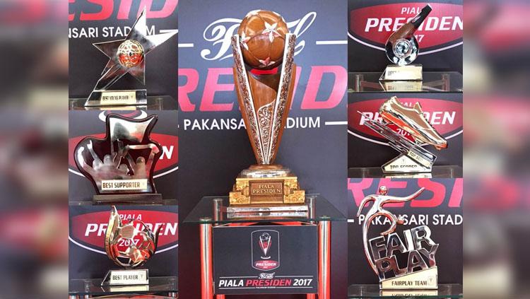 7 piala yang akan dianugerahkan kepada pemain dan tim terbaik selama penyelenggaraan Piala Presiden 2017. Copyright: Piala Presiden 2017