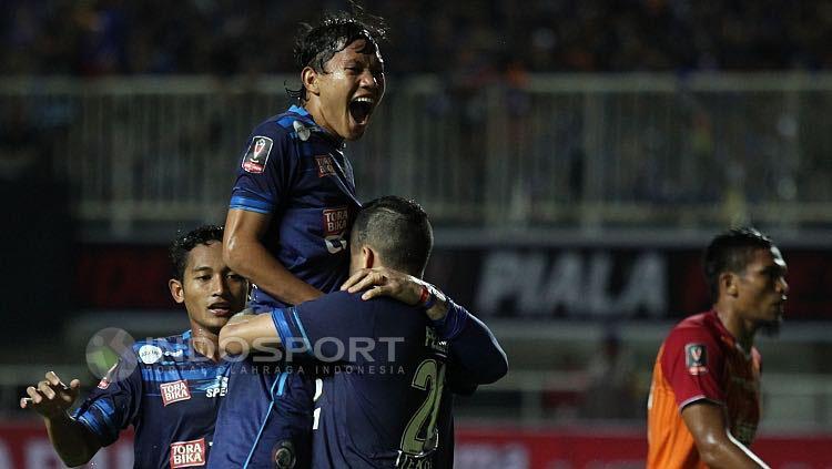 Aksi selebrasi pemain Arema FC. Copyright: Herry Ibrahim/INDOSPORT