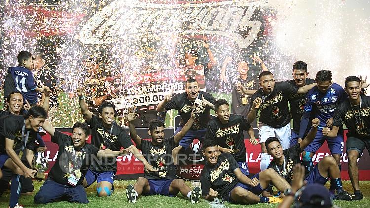 Perayaan gelar juara Piala Presiden 2017 oleh Arema FC. Copyright: INDOSPORT/Herry Ibrahim.