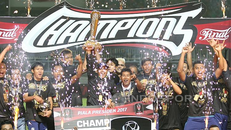 Perayaan gelar juara Piala Presiden 2017 oleh Arema FC. Copyright: INDOSPORT/Herry Ibrahim.