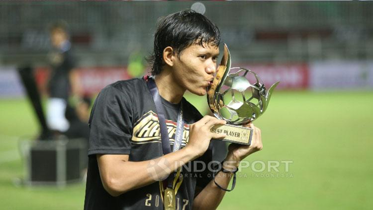 Adam Alis meraih gelar pemain terbaik Piala Presiden 2017. Copyright: INDOSPORT/Herry Ibrahim.