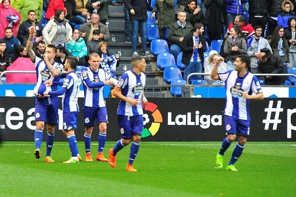 Selebrasi para pemain Deportivo La Coruna usai mendapatkan gol atas Barcelona. Copyright: Moncho Fuentes/Anadolu Agency/Getty Images