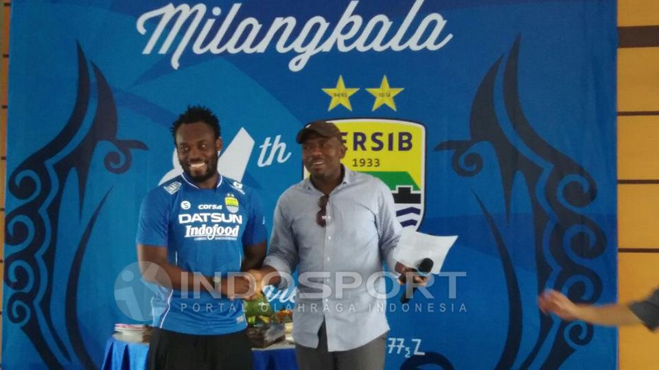 Michael Essien diperkenalkan sebagai pemain baru Persib Bandung. - INDOSPORT