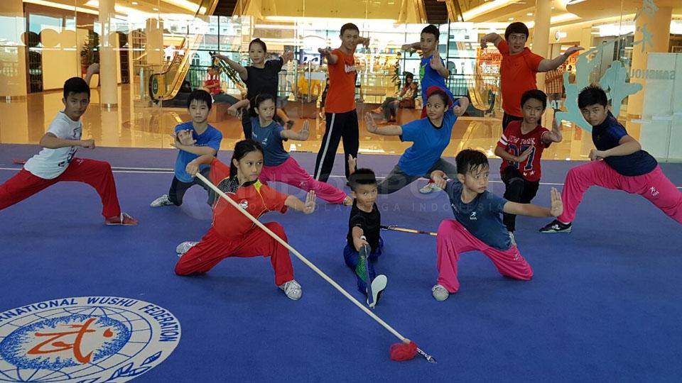 Herman%20Wijaya%20bersama%20murid-muridnya%20di%20sasana%20wushu%20Rajawali%20Sakti.