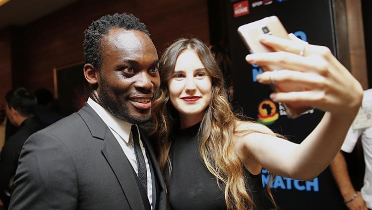 Michael%20Essien%20%28kiri%29%20siap%20menjalani%20persaingan%20sepakbola%20Indonesia%20bersama%20Persib%20Bandung%2C