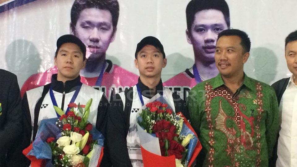 Menpora Imam Nahrawi ikut menyambut kedatangan Kevin/Marcus sepulang dari All England. - INDOSPORT