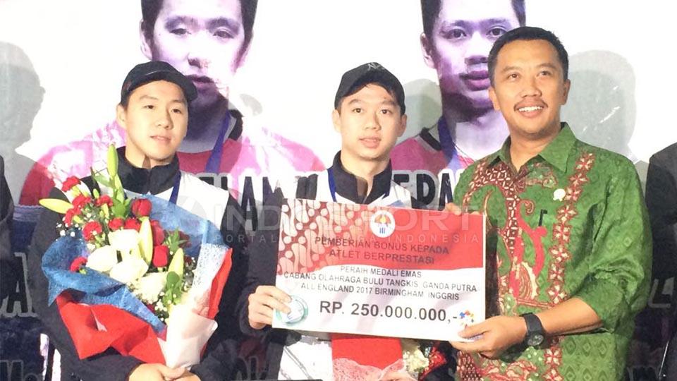 Pemberian%20bonus%20dari%20Menpora%20kepada%20pasangan%20Kevin%2FMarcus.