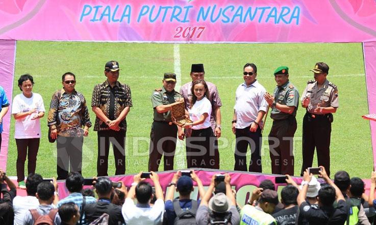 Tim sepakbola putri Bangka Belitung merayakan gelar juara. Copyright: Ghozi el Fitra/Indosport