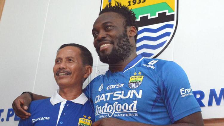 Pelatih Persib Bandung, Djajang Nurdjaman, pemain anyar Persib dan Michael Essien. Copyright: Persib Bandung