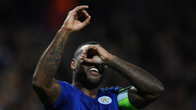 Kapten Leicester City, Wes Morgan melakukan selebrasi bajak laut. Copyright: Laurence Griffiths/Getty Images