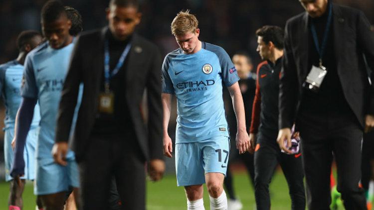 Kevin De Bruyne terlihat tertunduk lesu setelah Manchester City tersingkir dari Liga Champions. Copyright: Michael Steele/Getty Images