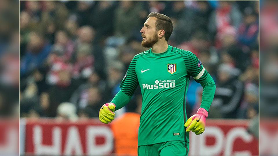 Kiper Atletico Madrid, Jan Oblak, saat menyelamatkan gawangnya dari serangan para pemain Bayer Leverkusen. Copyright: TF-Images/Getty Images