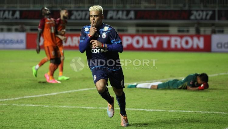 Selebrasi Penyerang Arema FC, Cristian Gonzales usai mencetak gol ke gawang PBFC.