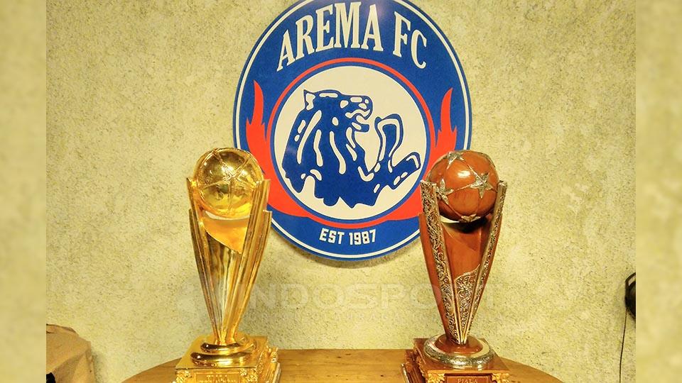 Trofi Piala Presiden 2017 yang diraih Arema FC. Copyright: Ian Setiawan/Indosport