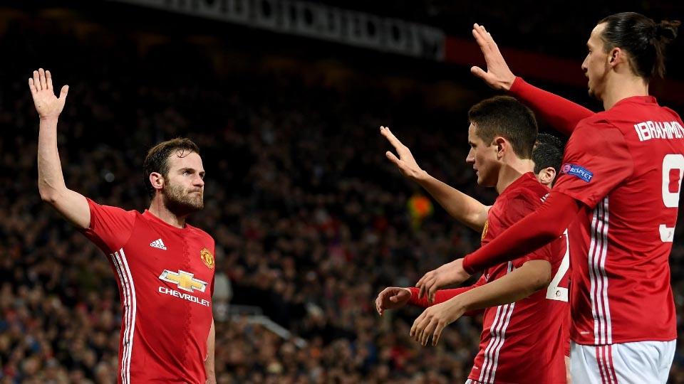 Juan Mata rayakan gol bersama para penggawa Manchester United. Copyright: Twitter @SquawkaNews