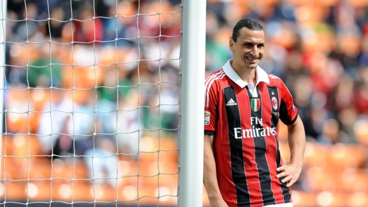 Zlatan Ibrahimovic saat masih berseragam AC Milan. Copyright: ALBERTO LINGRIA/AFP/GettyImages