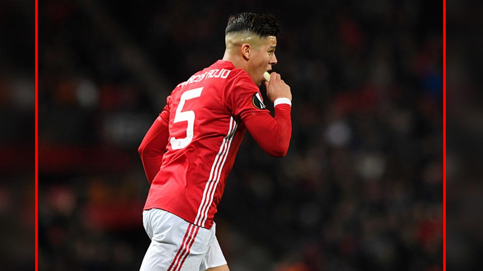 Bek Manchester United, Marcos Rojo saat sedang makan pisang. Copyright: Stu Forster/GettyImages