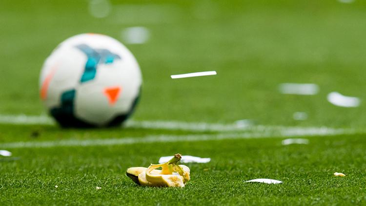 Kulit buah pisang di tengah lapangan sepakbola. - INDOSPORT