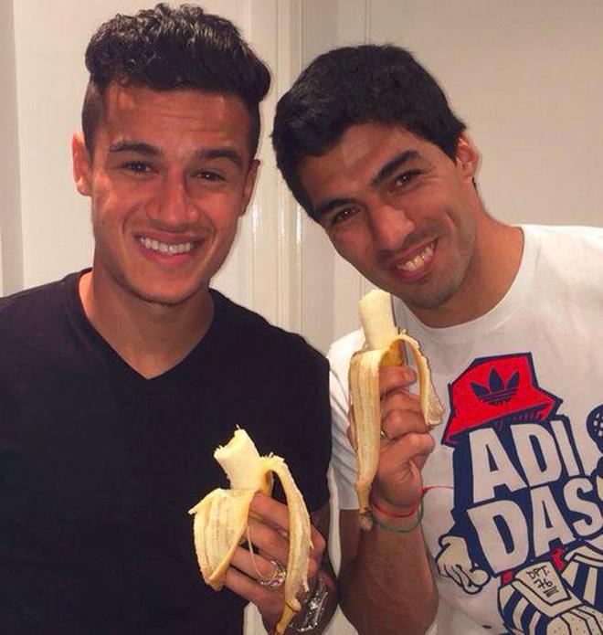 Luis Suarez dan Coutinho mengkampanyekan perlawanan anti rasis dengan makan buah pisang. Copyright: telegraph.co.uk