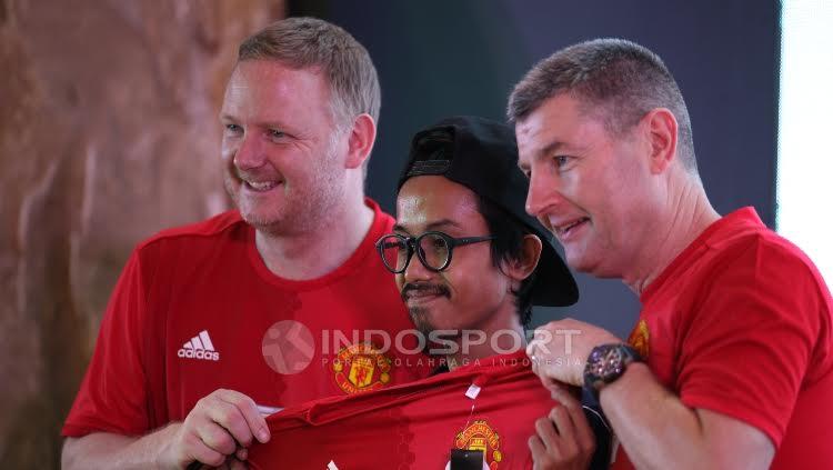 Salah%20seorang%20fans%20berhasil%20memenangkan%20undian%20jersey%20asli%20Man%20United.