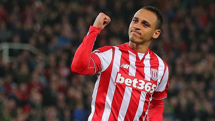 Peter Odemwingie saat menggunakan jersey Stoke City. Copyright: James Baylis - AMA/Getty Images