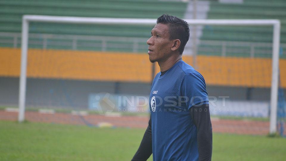 TA Musafri memberikan kritik keras soal regulasi pembatasan usia di Liga 1 Indonesia. Copyright: Muhammad Effendi/Indopsort