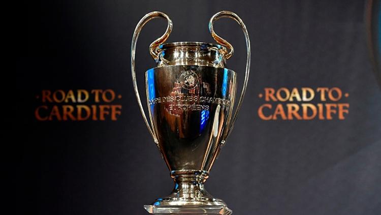 Trofi Liga Champions saat dipamerkan di drawing 8 besar. Copyright: FABRICE COFFRINI/AFP/Getty Images