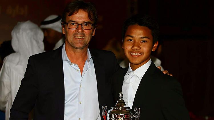 Andri%20Syaputra%20saat%20bersama%20dengan%20penemu%20bakatnya%20yang%20juga%20mantan%20pemain%20Ajax.