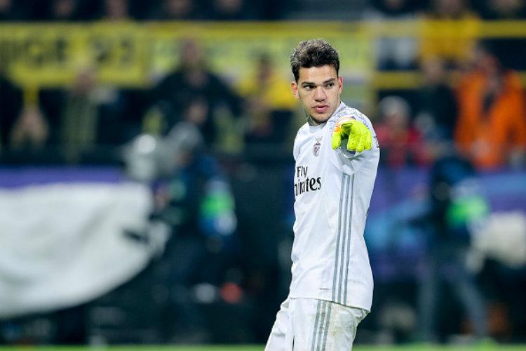 Kiper Benfica, Ederson dikabarkan siap diangkut oleh Pep Guardiola ke Manchester City. Copyright: TF-Images/Getty Images